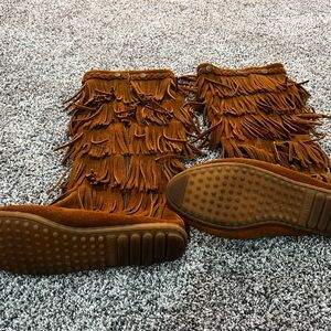 Minnetonka fringe boots size 10 like new condition